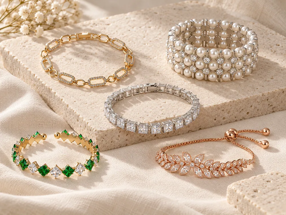 Composition éditoriale de bracelets chaîne, effet perle, tennis à cristaux, jonc ouvert et motif floral à fermoir coulissant