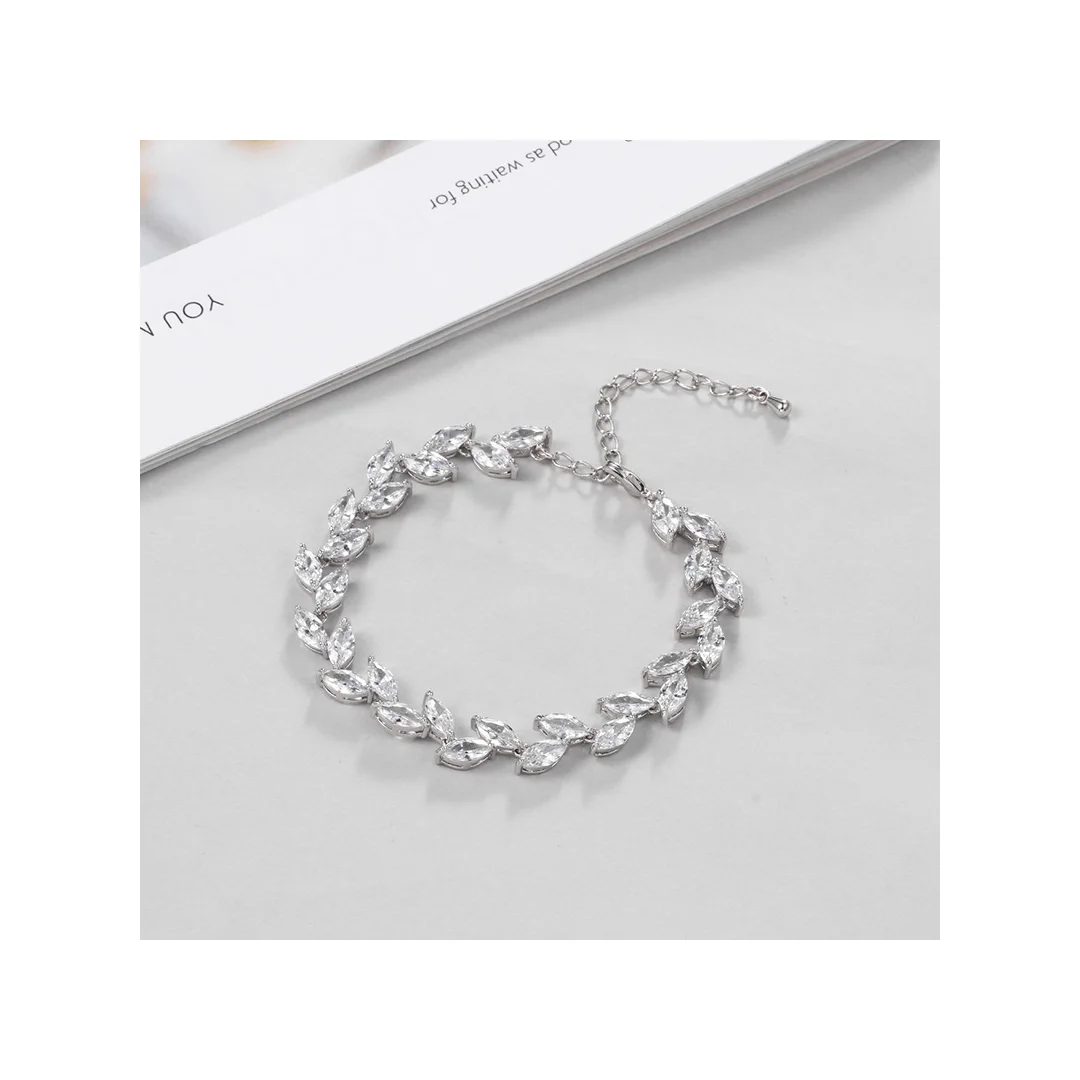 Bracelet de mariage à feuilles en cristaux en situation