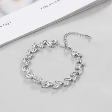 Bracelet de mariage à feuilles en cristaux en situation