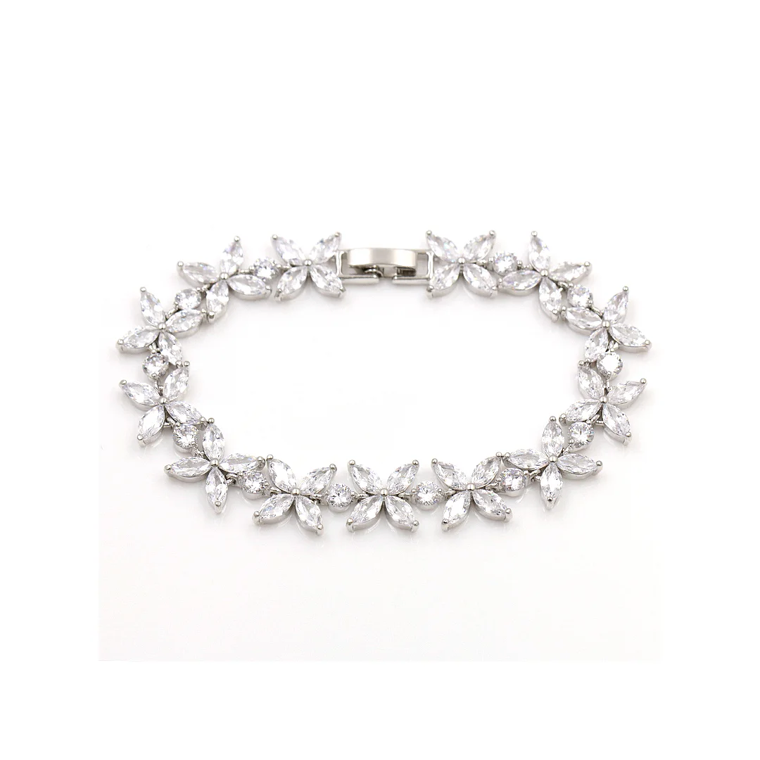 Bracelet entièrement orné de feuilles en cristaux