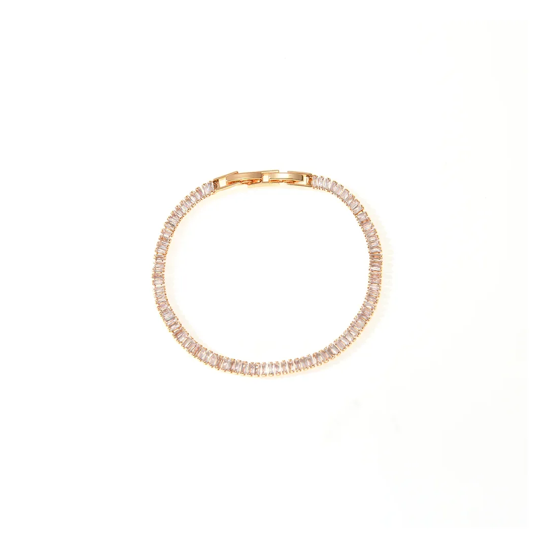 Bracelet ton or rose à ligne de cristaux