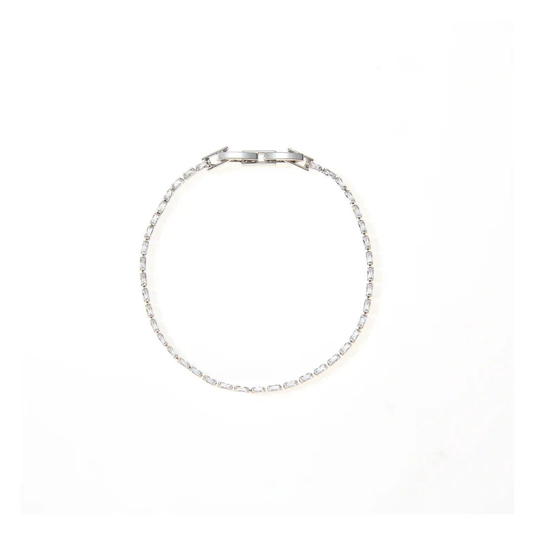 Bracelet fin ton argenté à ligne de cristaux