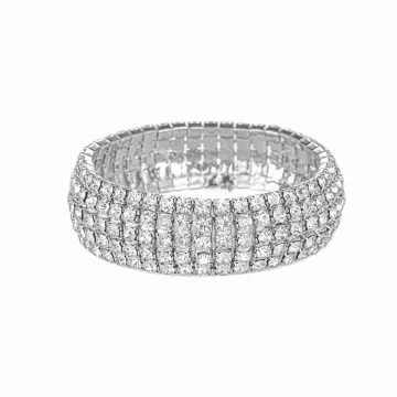 Superposition de bracelets extensibles à cristaux