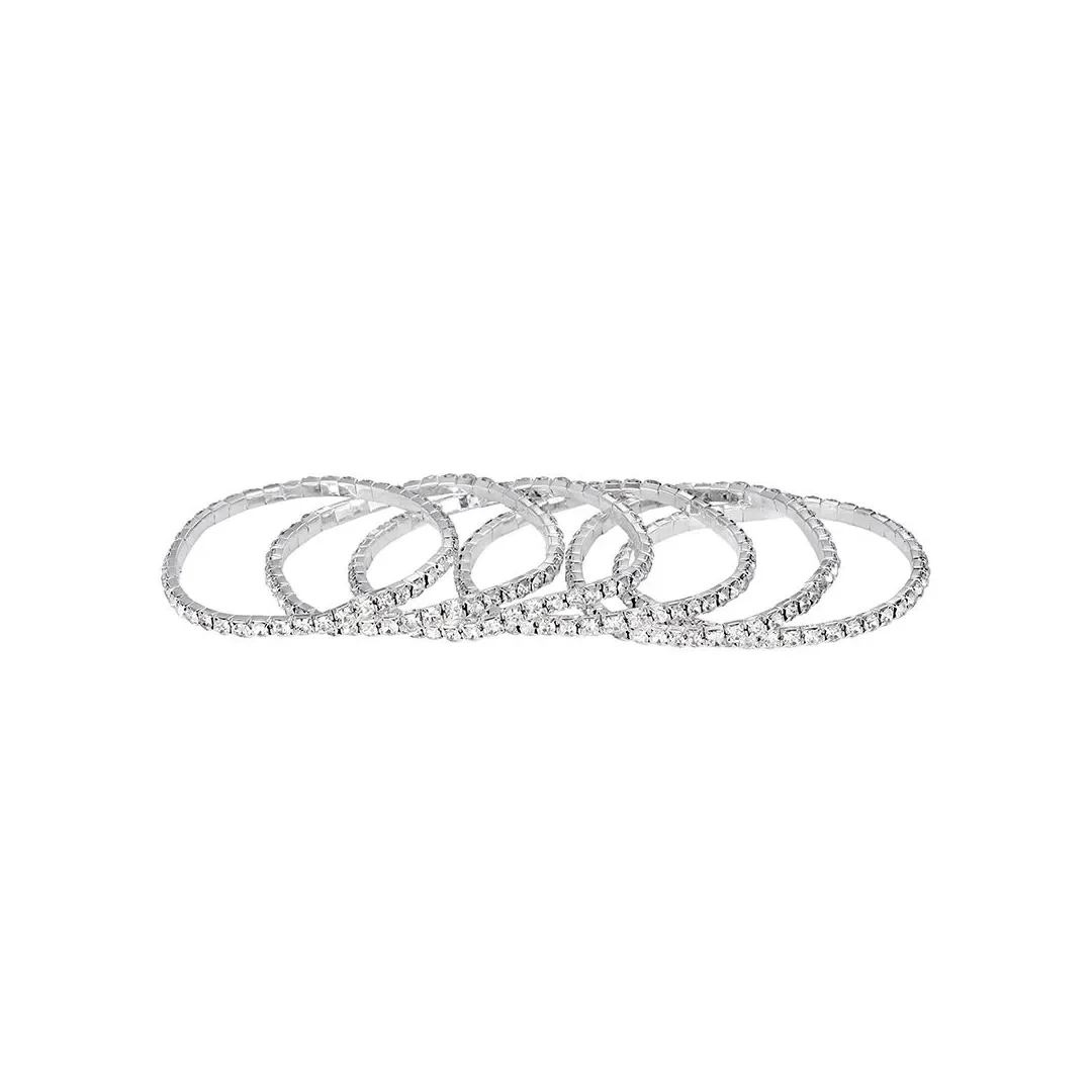 Superposition de bracelets extensibles ton argenté à cristaux