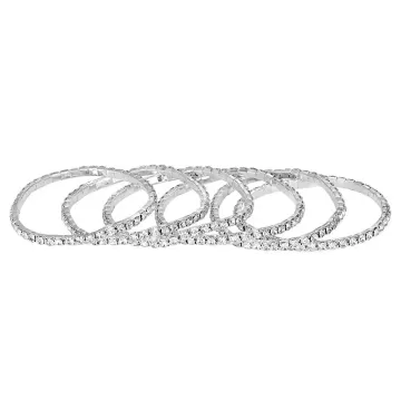 Superposition de bracelets extensibles ton argenté à cristaux