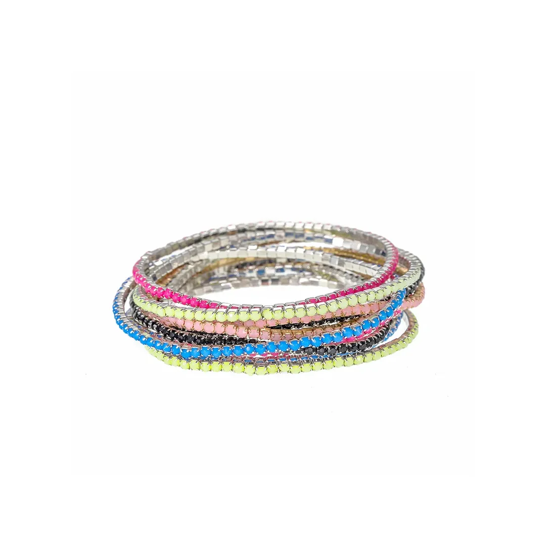 Superposition de bracelets fins arc-en-ciel
