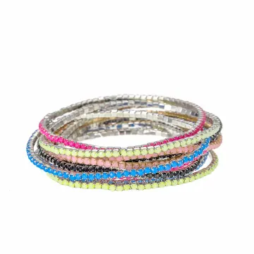 Superposition de bracelets fins arc-en-ciel
