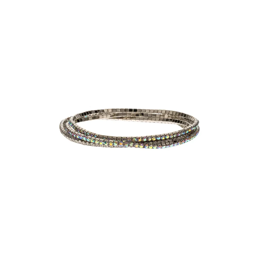 Superposition de bracelets extensibles aux tons métallisés foncés