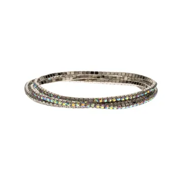 Superposition de bracelets extensibles aux tons métallisés foncés